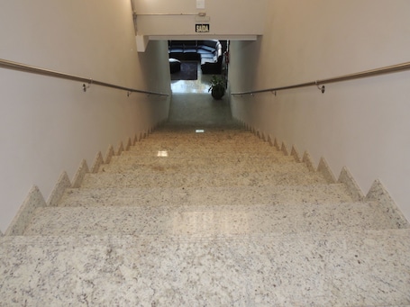 Escaleras. Hotel Belvedere Araras - Fácil Acesso Hospital São Leopoldo e Faculdades