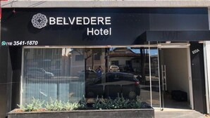 The exterior of Belvedere Hotel with a large glass entrance, a visible car parked outside, and a contact number (19) 3541-1870. - Hotel Belvedere Araras - Fácil Acesso Hospital São Leopoldo e Faculdades (Araras)