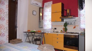 Réfrigérateur, four, batterie de cuisine, vaisselle et ustensiles