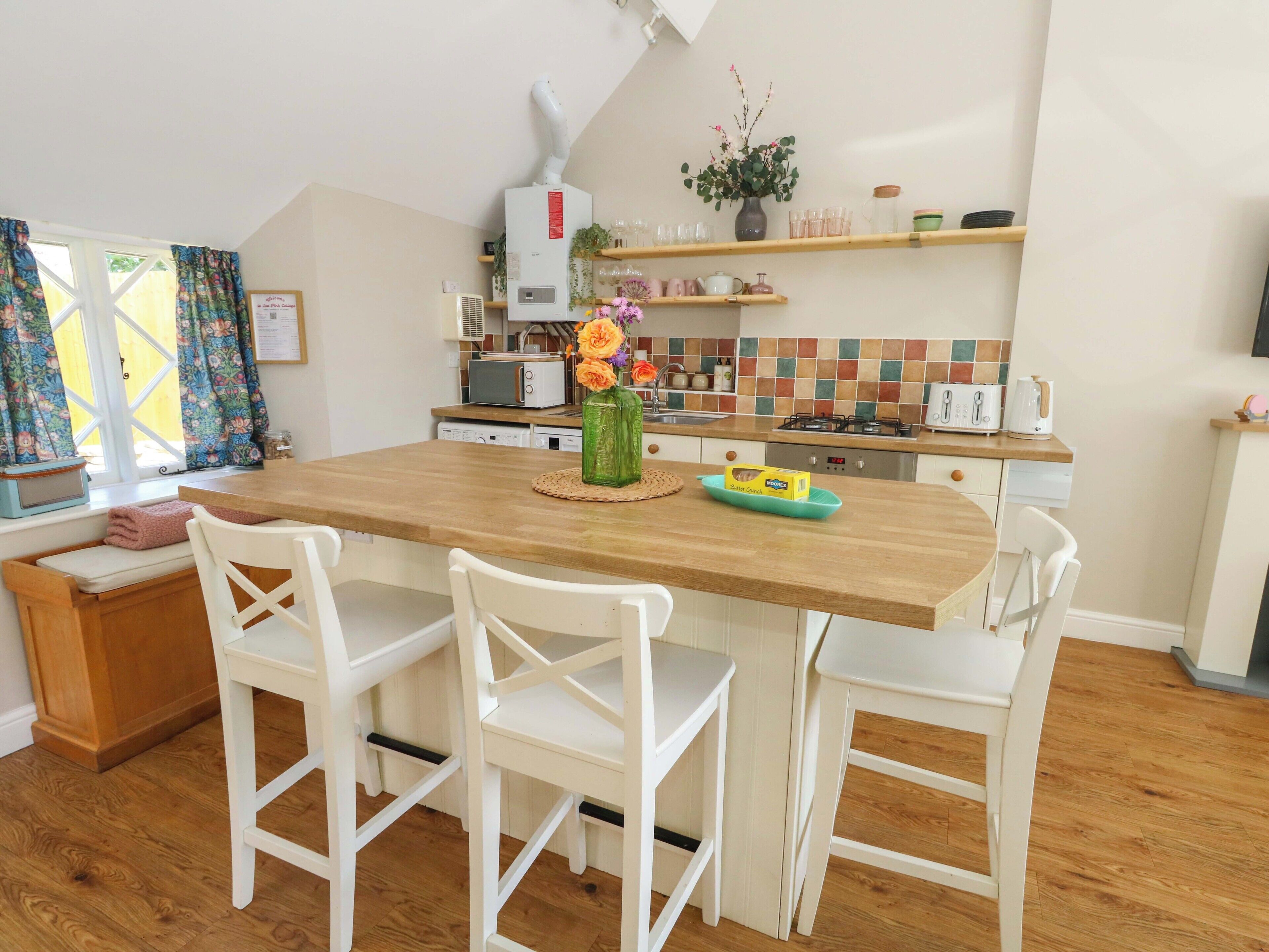 Fridge, cookware/dishes/utensils