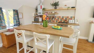 Fridge, cookware/dishes/utensils