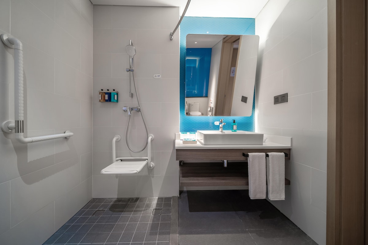Ein modernes Badezimmer mit Dusche, Toilette und Waschbecken.