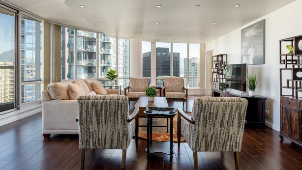 Unclassified image, 1 of 18, button - Elevated Coal Harbour living with panoramic harbour & mountain views, steps to Vancouver's iconic waterfront, dining and shopping. (Vancouver)