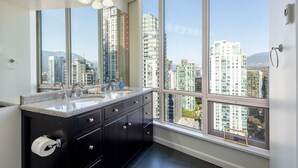 Unclassified image, 2 of 18, button - Elevated Coal Harbour living with panoramic harbour & mountain views, steps to Vancouver's iconic waterfront, dining and shopping. (Vancouver)