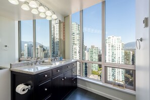 Hair dryer, towels - Elevated Coal Harbour living with panoramic harbour & mountain views, steps to Vancouver's iconic waterfront, dining and shopping. (Vancouver)