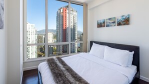 Unclassified image, 5 of 18, button - Elevated Coal Harbour living with panoramic harbour & mountain views, steps to Vancouver's iconic waterfront, dining and shopping. (Vancouver)