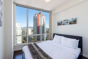 4 bedrooms, free WiFi, bed sheets - Elevated Coal Harbour living with panoramic harbour & mountain views, steps to Vancouver's iconic waterfront, dining and shopping. (Vancouver)