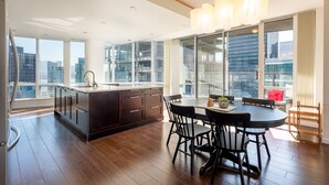 Unclassified image, 3 of 18, button - Elevated Coal Harbour living with panoramic harbour & mountain views, steps to Vancouver's iconic waterfront, dining and shopping. (Vancouver)