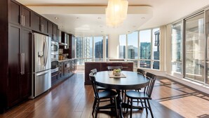 Unclassified image, 4 of 18, button - Elevated Coal Harbour living with panoramic harbour & mountain views, steps to Vancouver's iconic waterfront, dining and shopping. (Vancouver)