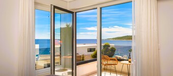 Luxury seafront Villa Dolce Vita, with private pool and parking