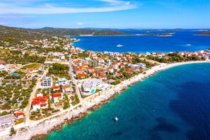 Plage, chaises longues, serviettes de plage