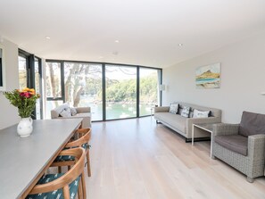 Cottage | Living room - 3 The Hide (Plymouth)