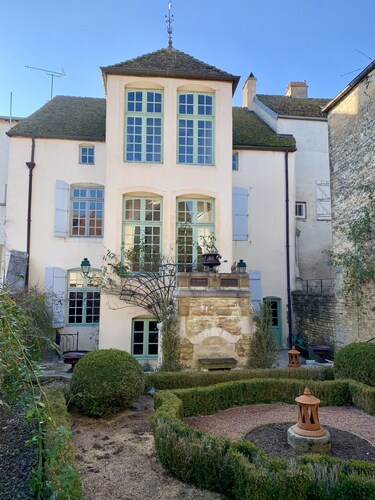 Maison Monument Historique et son Jardin de Buis Taillés