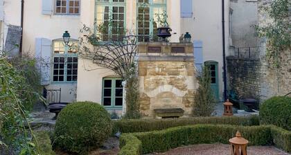 Maison Monument Historique et son Jardin de Buis Taillés