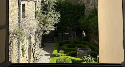 Maison Monument Historique et son Jardin de Buis Taillés