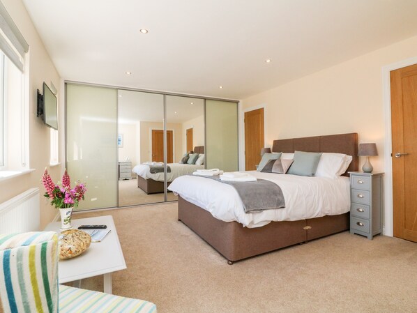 Cottage | 5 bedrooms, individually decorated, individually furnished, free WiFi