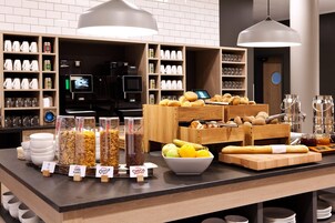 Un bufé de desayuno con diversos alimentos y bebidas.