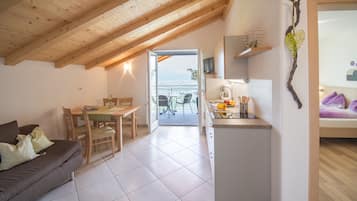 TV connectée, baby-foot, table de tennis de table, livres