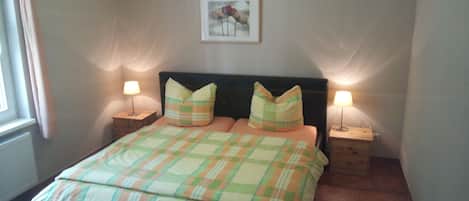 1 bedroom, bed sheets