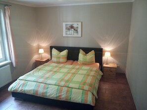 1 bedroom, bed sheets