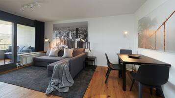City-Apartment | Wohnbereich | 45-Zoll-Smart-TV mit Digitalempfang, Fernseher
