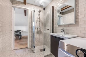 Appartement Exclusif | Salle de bain | Douche, sĂšche-cheveux, bidet, savon