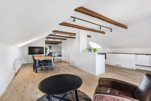 Exclusive-Apartment | Essbereich im Zimmer