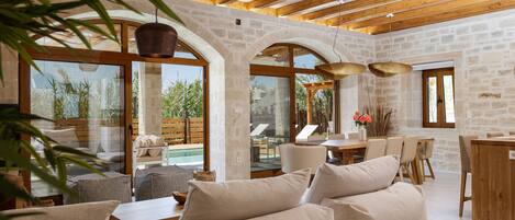 المنشأة من الداخل