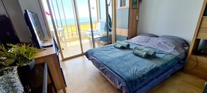 2 habitaciones, escritorio y tabla de planchar con plancha 