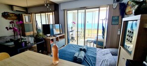 2 chambres, bureau, fer et planche à repasser, lit parapluie