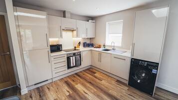 Deluxe Bungalow | Private kitchen | Full-sized fridge, microwave, oven, stovetop