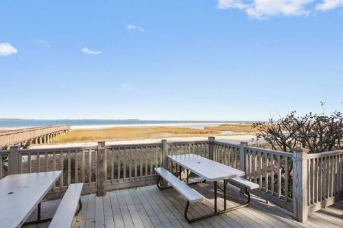 Come Enjoy this recently remodeled Villa