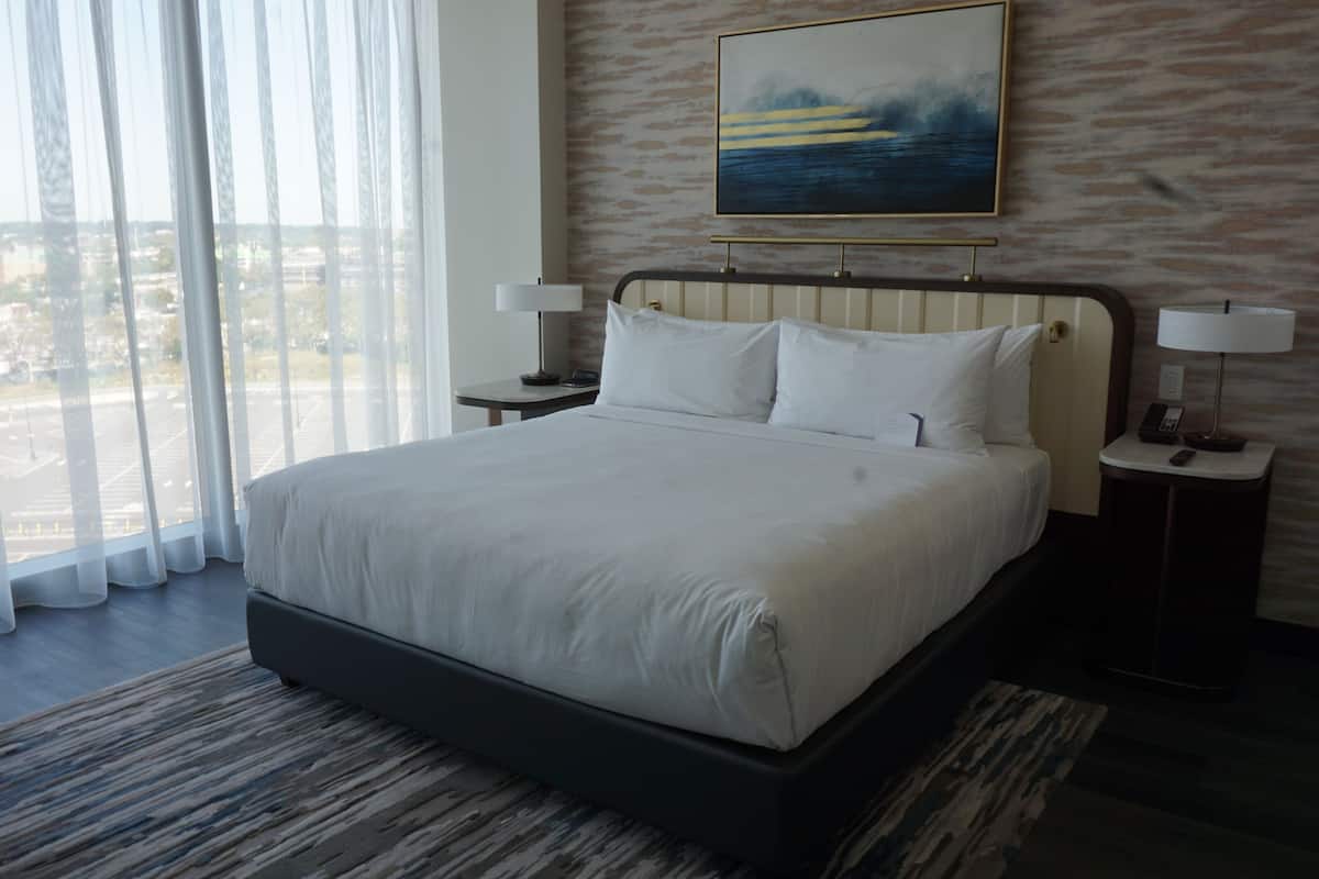 executive suite, 1 king bed | hypo-allergenic bedding, in-room safe, blackout curtains, soundproofing