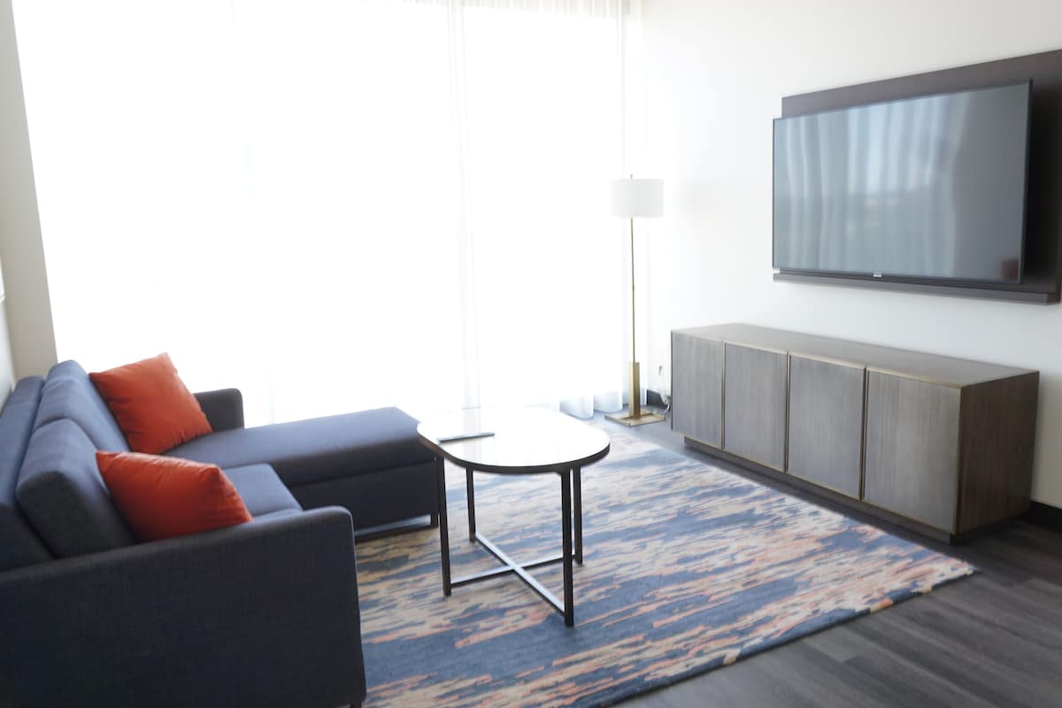 executive suite, 1 king bed | hypo-allergenic bedding, in-room safe, blackout curtains, soundproofing