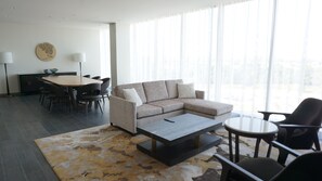 Hypo-allergenic bedding, in-room safe, blackout curtains, soundproofing - Hyatt Regency JFK Airport at Resorts World New York (South Ozone Park)