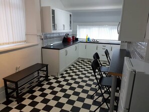 Frigorífico, microondas, horno y placa de cocina