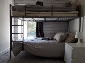 3 habitaciones, tabla de planchar con plancha y wifi gratis 