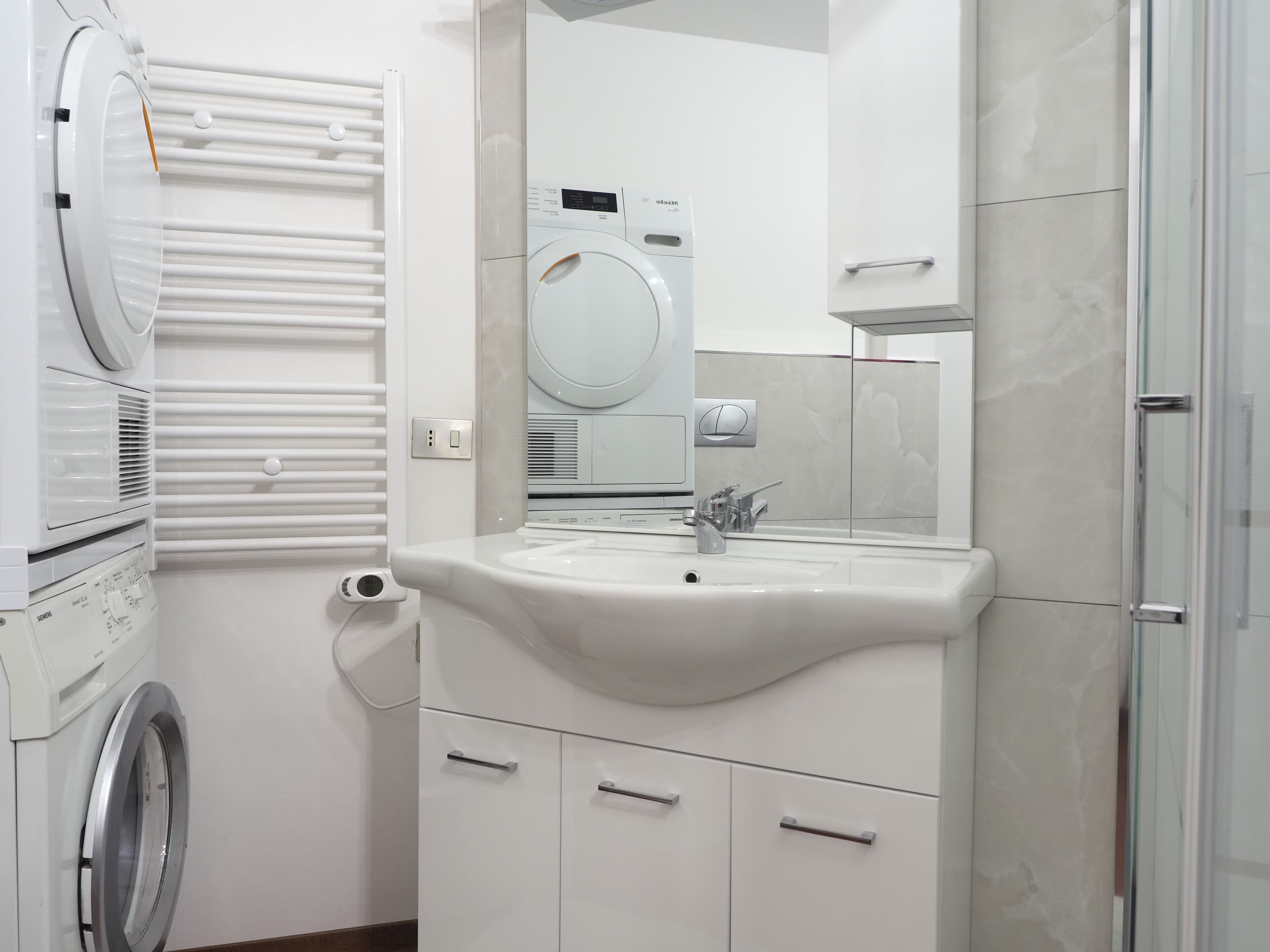 Dusche, Haartrockner, Bidet, Handtücher