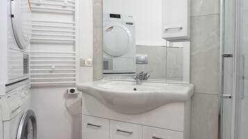 Douche, sĂšche-cheveux, bidet, serviettes fournies