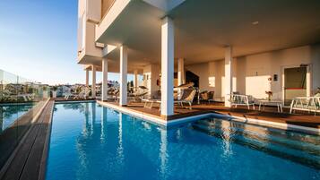 Sæsonbestemt udendørs pool, parasoller, liggestole