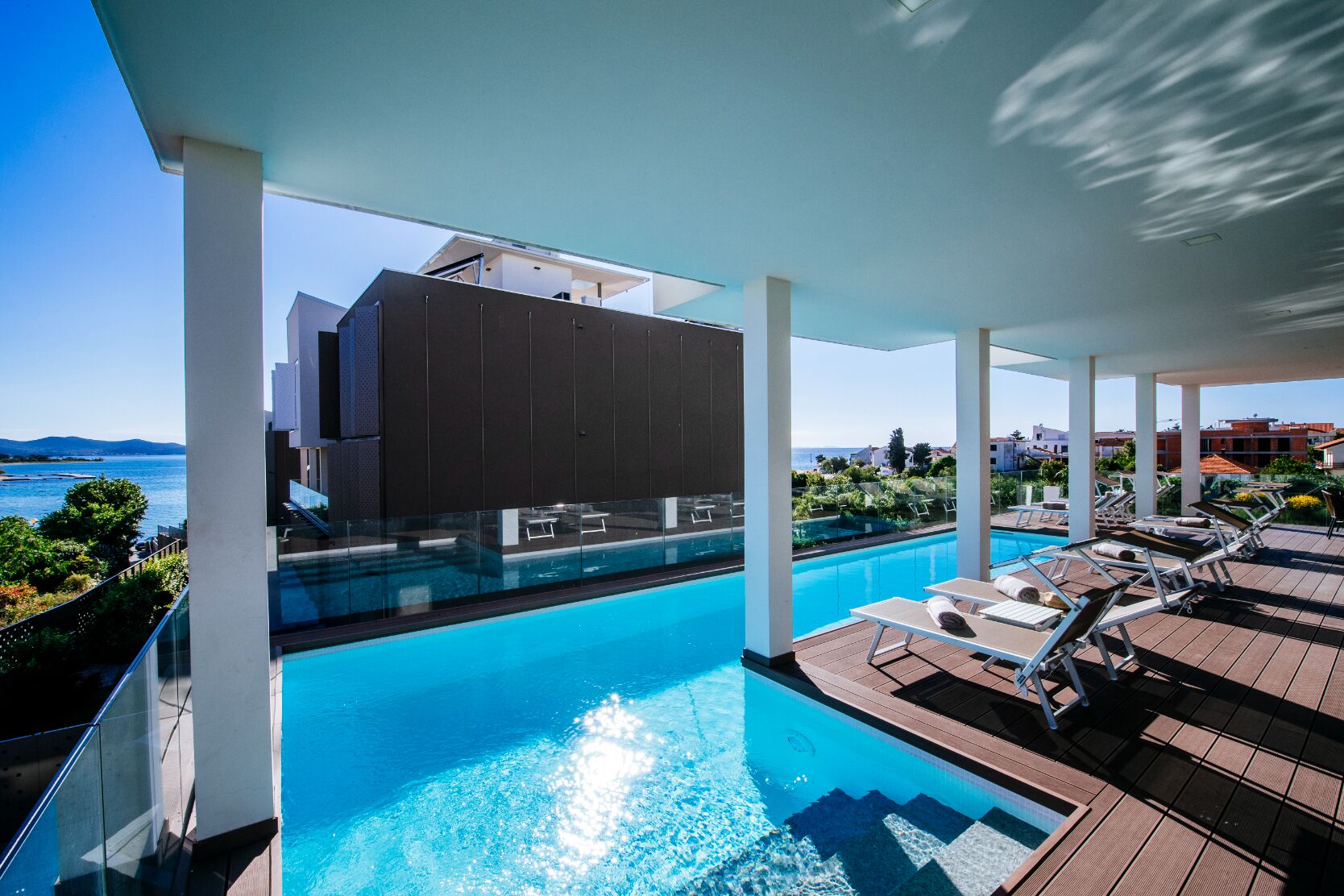 Piscine extérieure (ouverte en saison), parasols de plage