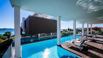 Piscine extérieure (ouverte en saison), parasols de plage