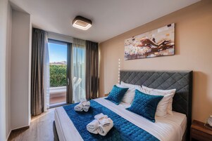 Luxury Apartment, 1 Bedroom, Hot Tub, Garden View | In-room safe, individually decorated, individually furnished