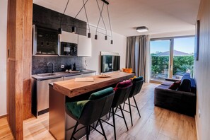 Luxury-Apartment, 1 Schlafzimmer, Whirlpool, Gartenblick | Essbereich im Zimmer
