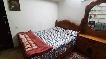 1 dormitorio, tabla de planchar con plancha, wifi y ropa de cama