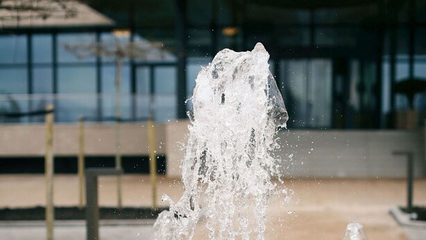 A water fountain with multiple streams of water in an outdoor setting. - Van Der Valk Hotel Deventer  (Deventer)