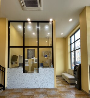 Reception - Super 8 by Wyndham Brooklyn Williamsburg (Brooklyn)