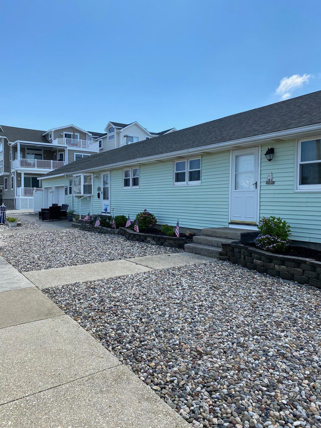 This adorable south side of a duplex has 2 bedrooms and one bathroom