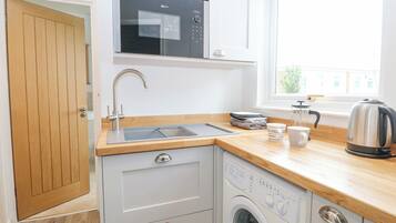 Cottage | Private kitchen | Fridge, dishwasher, electric kettle, toaster