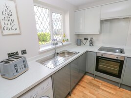 Refrigerador, tetera/pava eléctrica, tostadora, utensilios de cocina